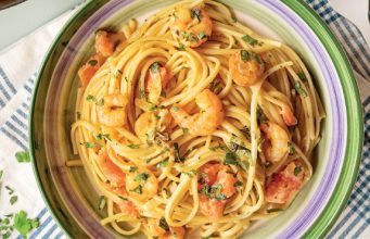 Linguini com camarão e tomate