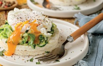 Tortitas com ovo escalfado e esparguete de courgette